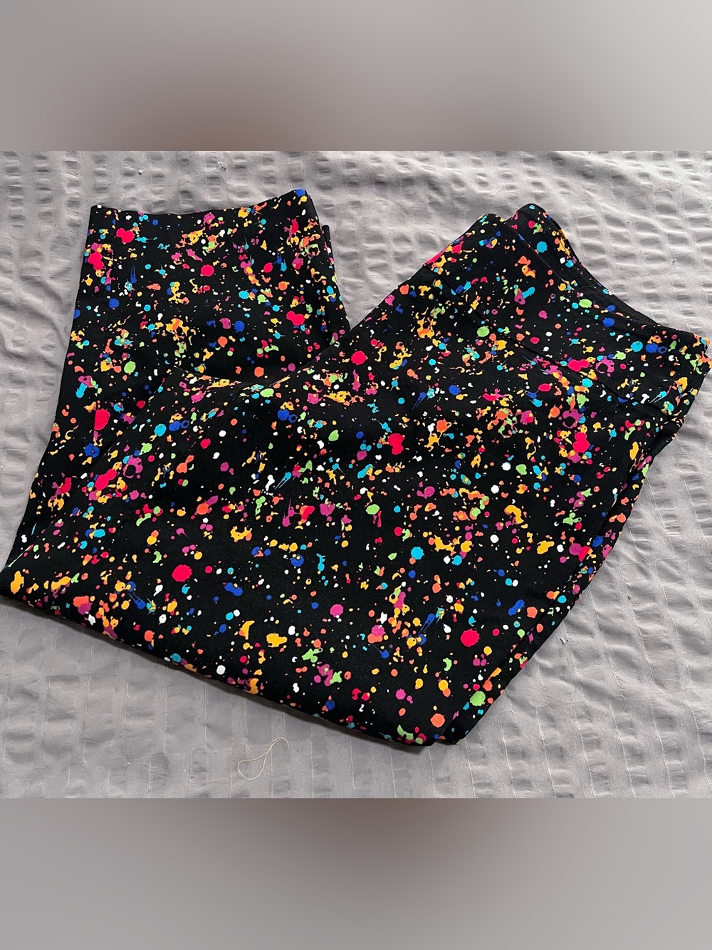 Attyre pull on capris paint splash design with black background size 16W